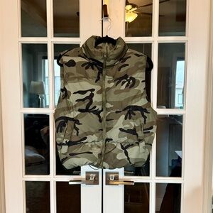 No Boundaries Women’s Camo Puffer Vest - Olive Green & Black